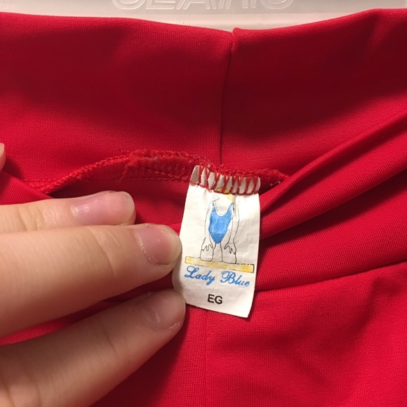 Red short - Picture 5 of 5